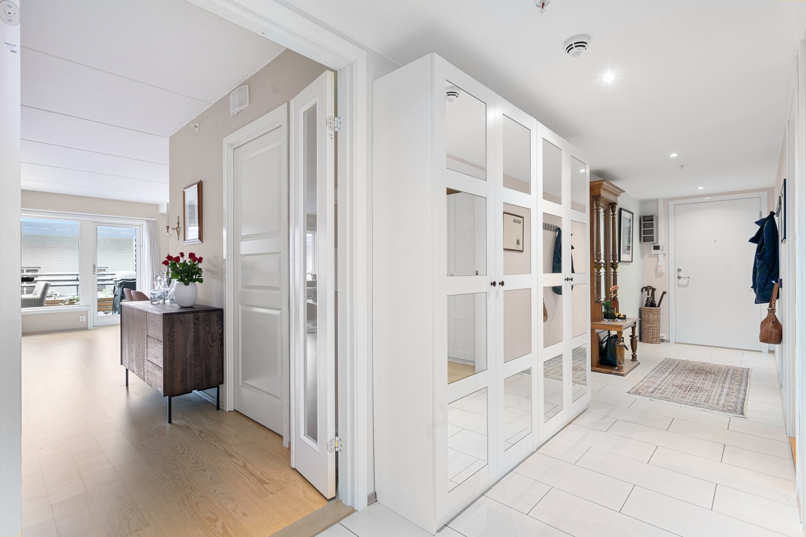 Du tar deg tørrskodd opp til leiligheten i byggets 6. etasje via felles trapperom med heis. Når du entrer leiligheten kommer du inn i en lys, innbydende og praktisk entré. Galleribilde