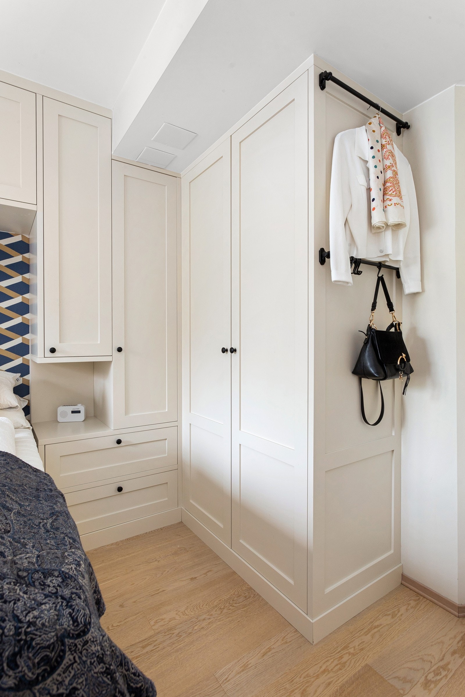 Soverommet er utstyrt med flotte og smarte plassbygde løsninger levert av Brubakken Home med dobbeltseng med skuffer og flere garderobeskap med integrerte nattbord på hver side av sengen. Her har du rikelig med oppbevaringsplass! Galleribilde