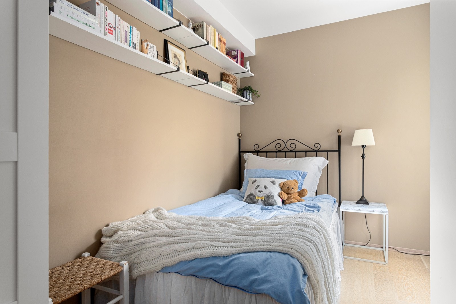 På soverommet har du plass til seng og kontorpult eller kommoder. Galleribilde