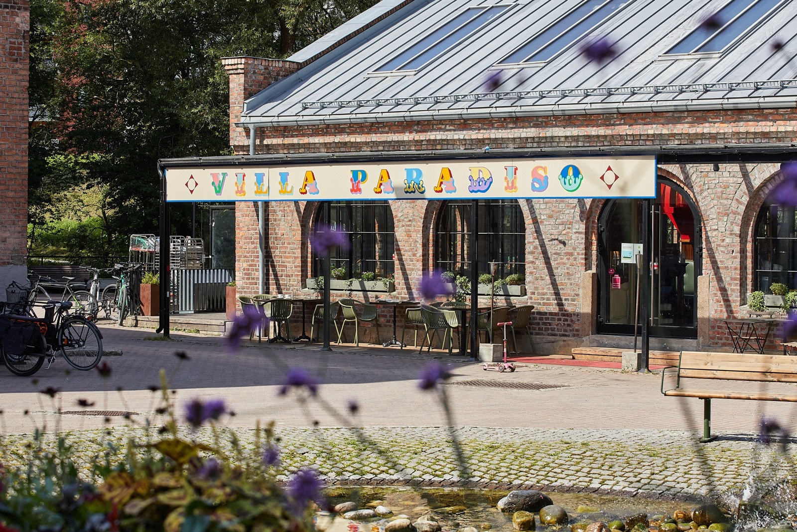 Inne på området Lilleborg finner du i dag restauranter som Villa Paradisio, i tillegg til kulturelle innslag fra Det Andre Teateret. Her er det god stemning året rundt! Galleribilde