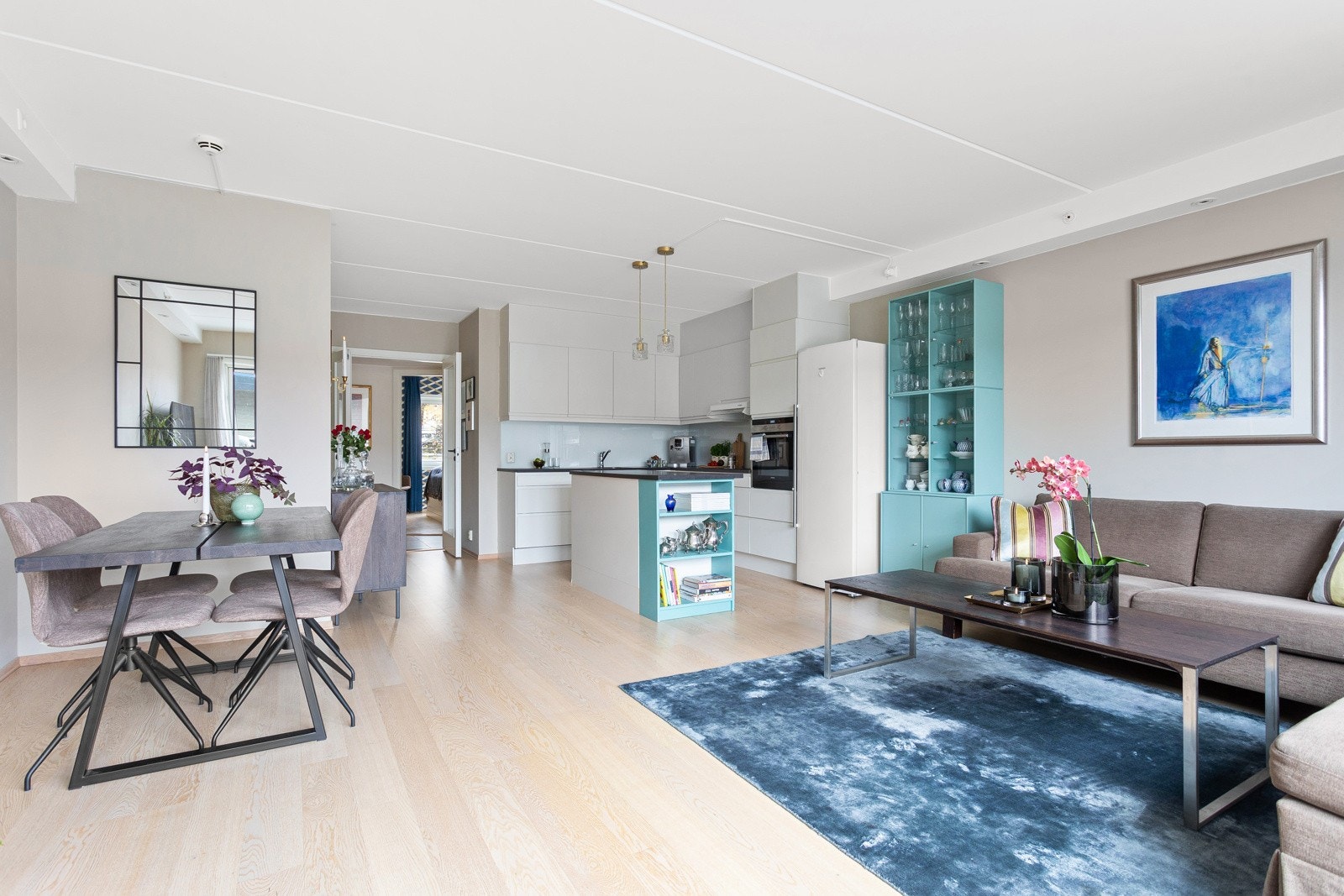 Leiligheten holdes god og lun på vinterstid med vannbåren gulvvarme. Både á-konto oppvarming og varmtvann, samt fibernett (1000 mbps) er inkludert i felleskostnadene. Galleribilde