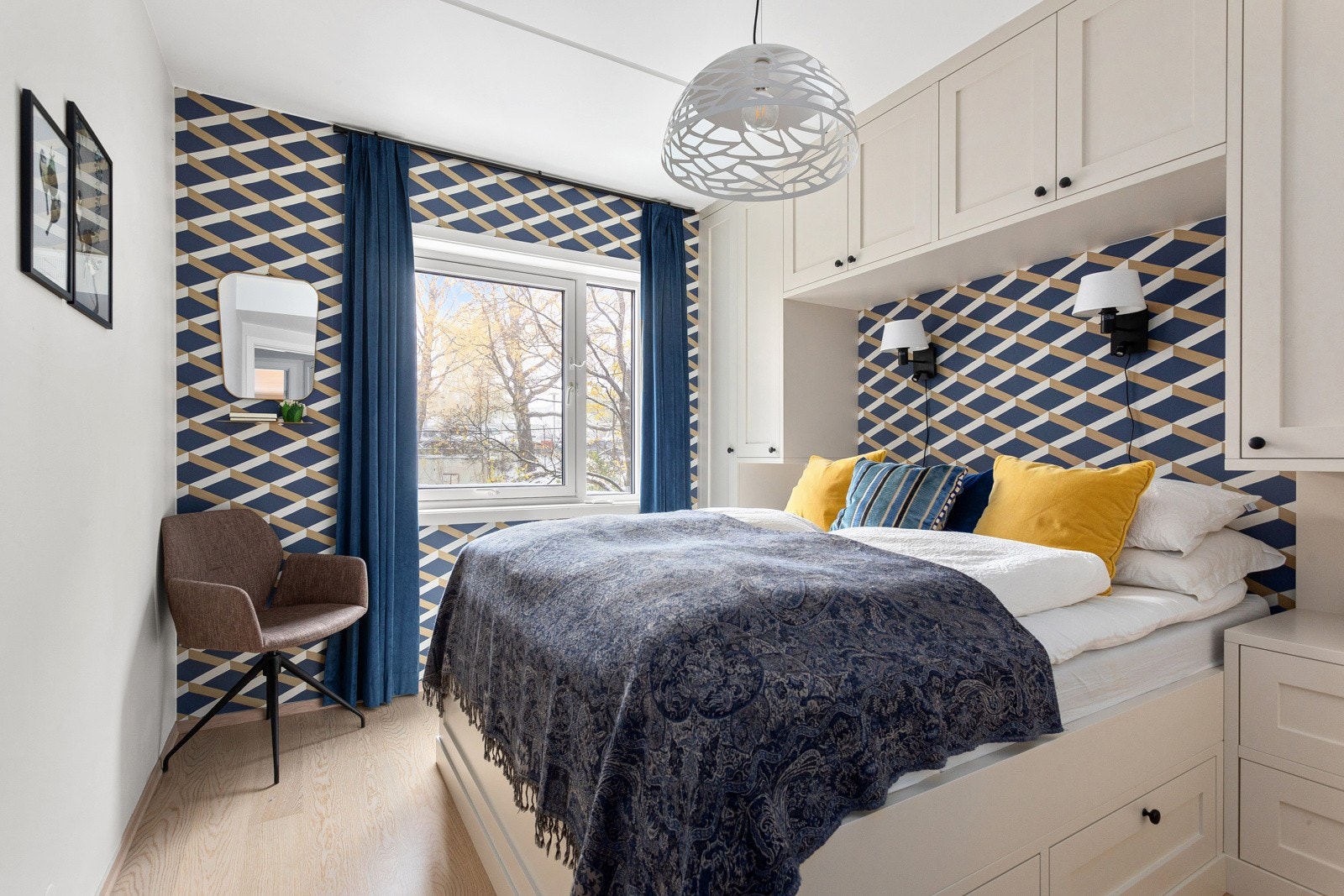 Leiligheten har et lyst og innbydende hovedsoverom som vender ut mot rolige fellesarealer uten biltrafikk. Galleribilde