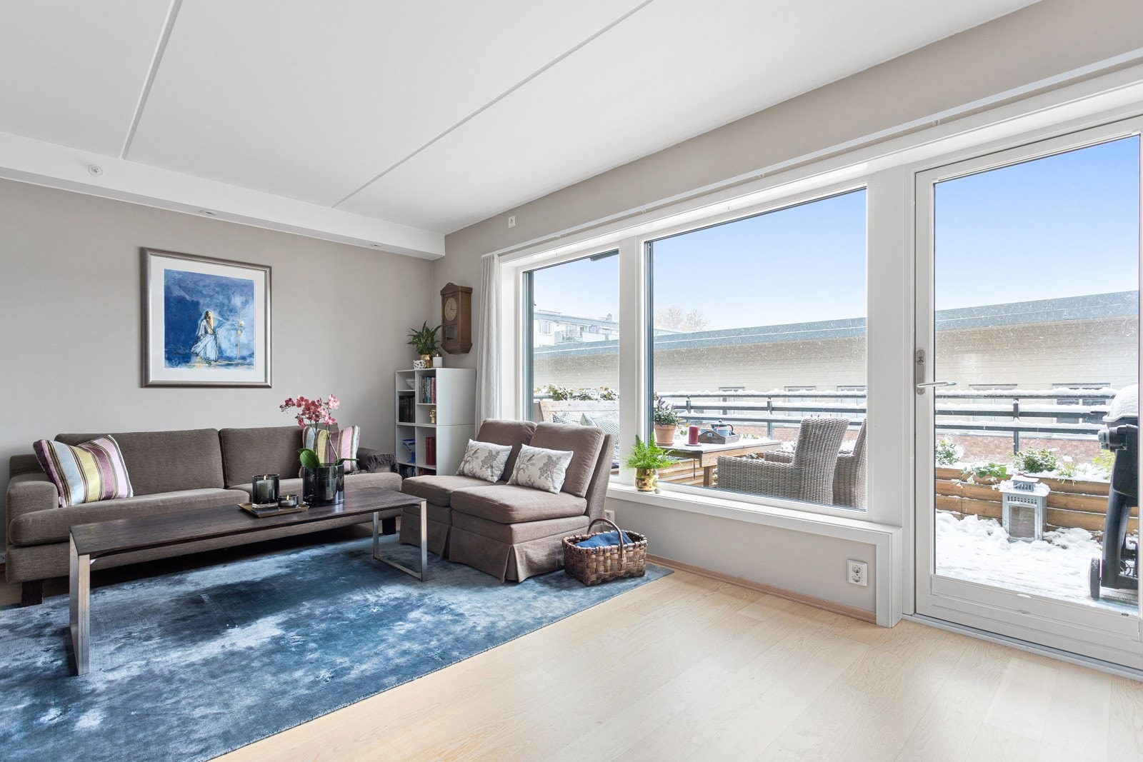 En lys og innbydende 4-roms selveierleilighet i et moderne bygg fra 2013. Leiligheten ligger i byggets 6. etasje, og har en gjennomgående og god planløsning med 3 soverom og 2 baderom. Galleribilde