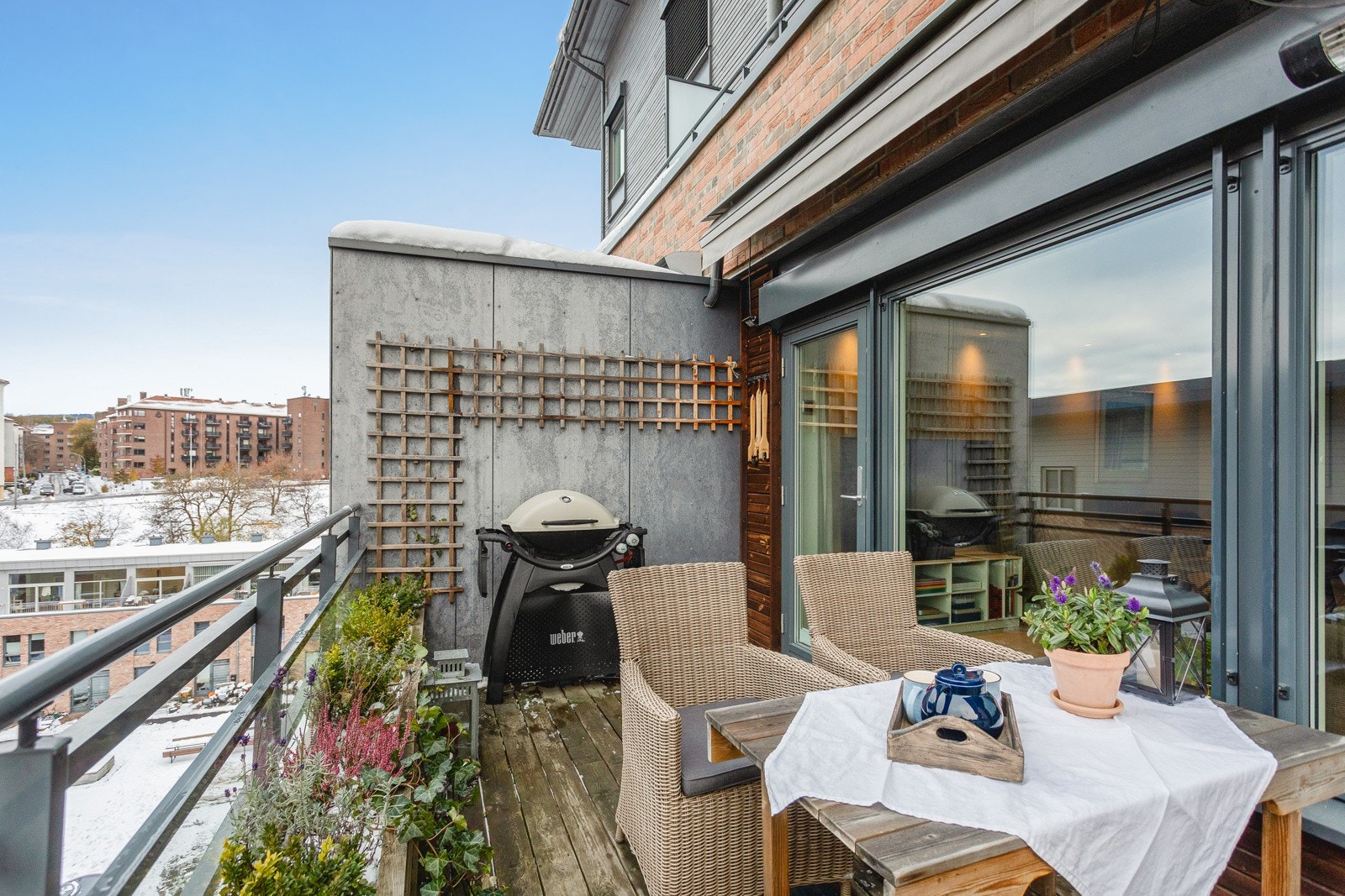 Balkongen har terrassebord på gulv og god plass til sittegruppe etter eget ønske og behov. Det er også montert elektrisk markise, varmelampe, utebelysning og stikkontakt. Galleribilde