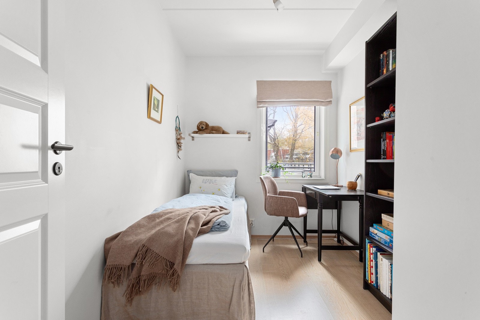 Det tredje soverommet er et lyst og fint soverom som passer perfekt som barnerom, gjesterom eller kontor. Samme gode og moderne standard med pen enstavs parkett på gulv, glatte lysmalte overflater og skjult elektrisk anlegg. Galleribilde