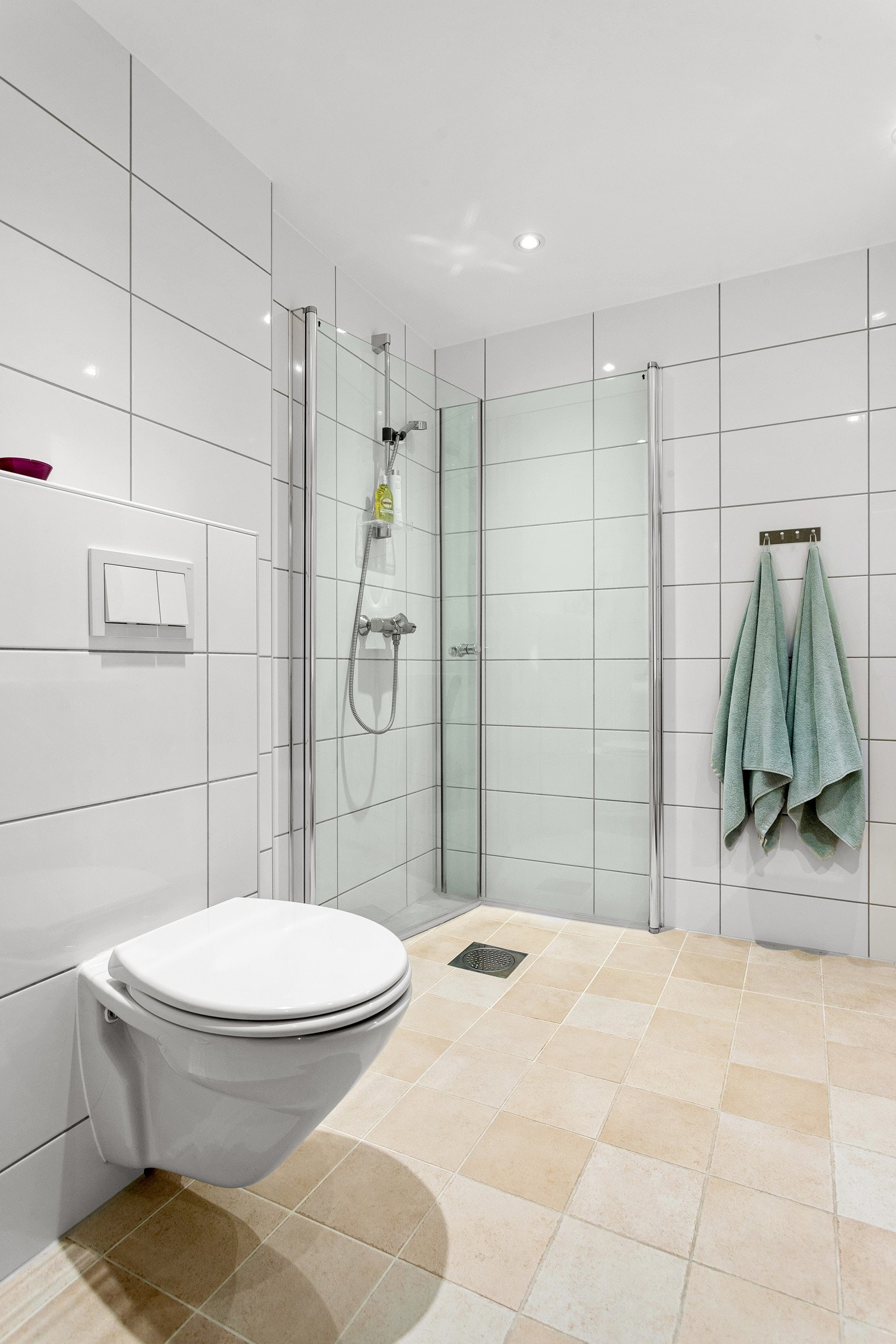 Baderommet er også utstyrt med dusjhjørne med innfellbare glassdører og vegghengt toalett. Plass og opplegg for vaskemaskin og tørketrommel over om ønskelig. Galleribilde