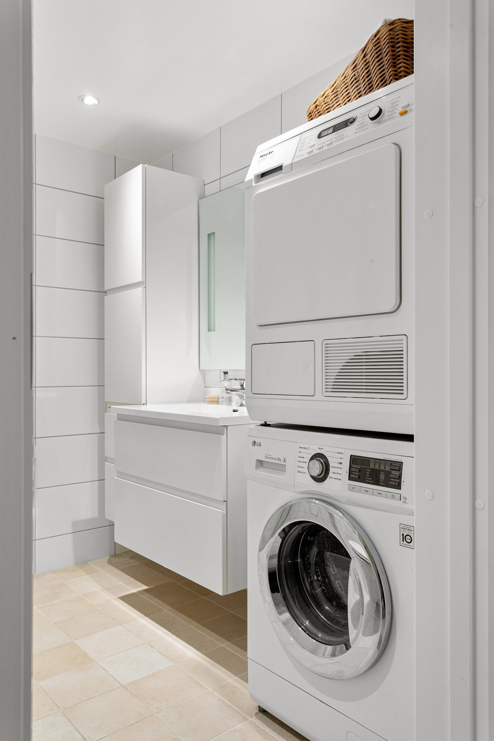 Leiligheten inneholder to lyse og moderne baderom fra byggeåret 2013. Det største baderommet har beige fliser på gulv med gulvvarme, hvite fliser på veggene, downlights i himlingen og mekanisk avtrekksvifte i himlingen. Varme i gulv. Galleribilde