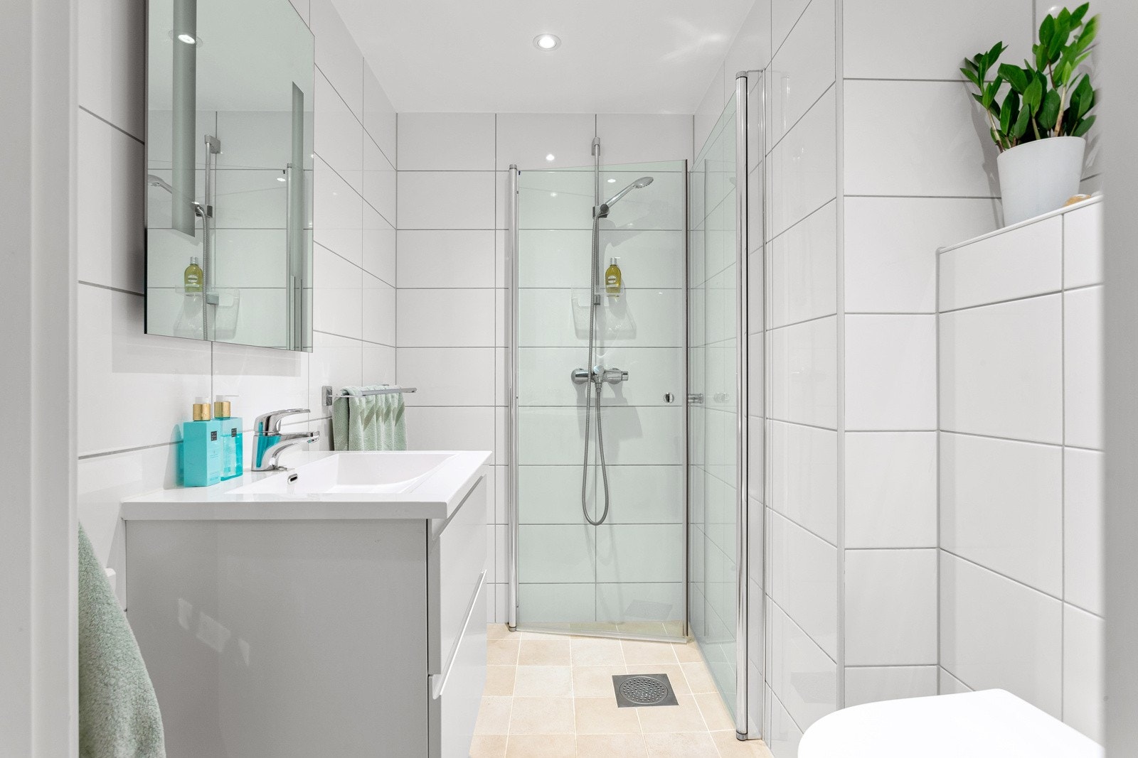 Det andre baderommet er også et lyst og delikat baderom fra 2013. Baderommet har fine fliser på gulv med gulvvarme, lyse fliser på veggene, downlights i himlingen og mekanisk avtrekksvifte i himlingen. Galleribilde