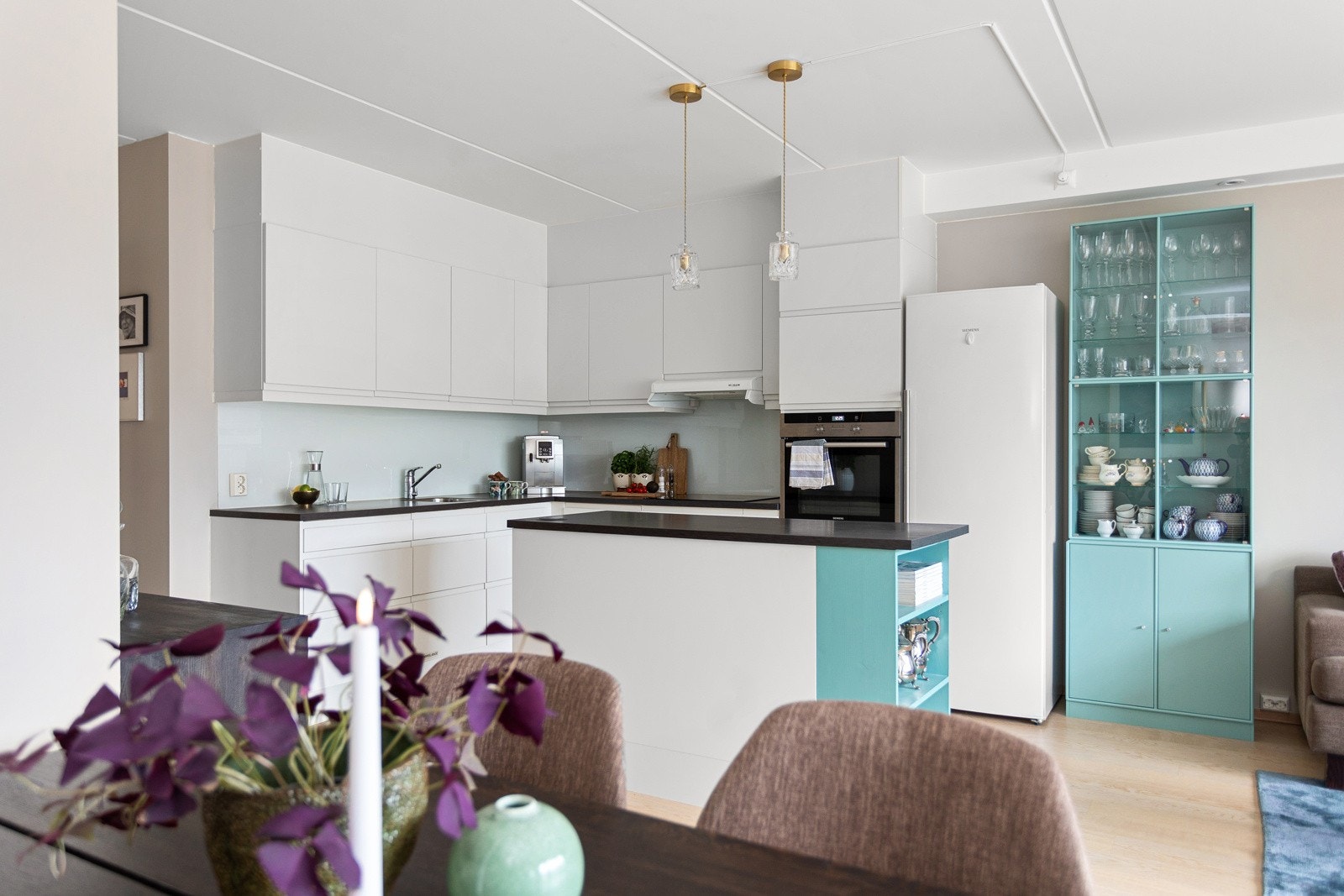 Kjøkkenet ligger i en fin og sosial åpen løsning med stuen. Kjøkkenet har en praktisk utforming med en kjøkkenøy som gir ekstra god skap- og benkeplass. Galleribilde