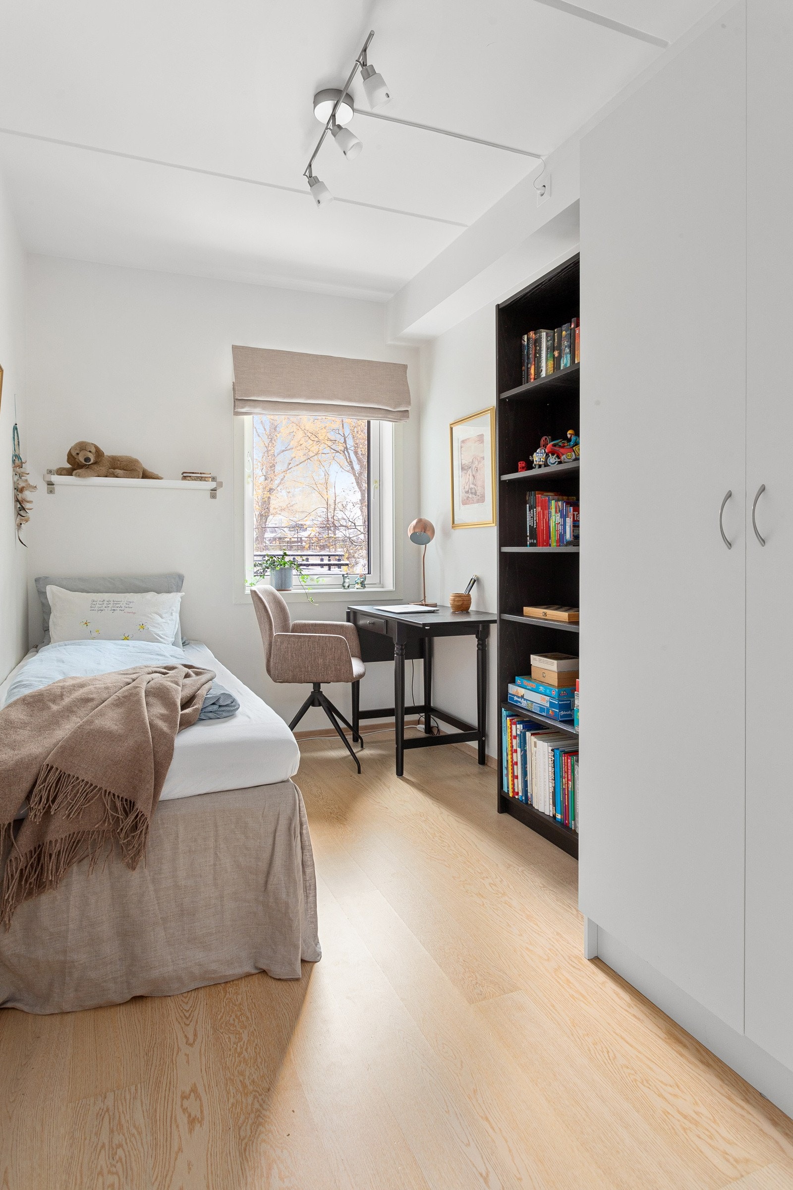 På soverommet har du plass til seng, kontorpult og oppbevaringsplass i medfølgende garderobeskap. Galleribilde