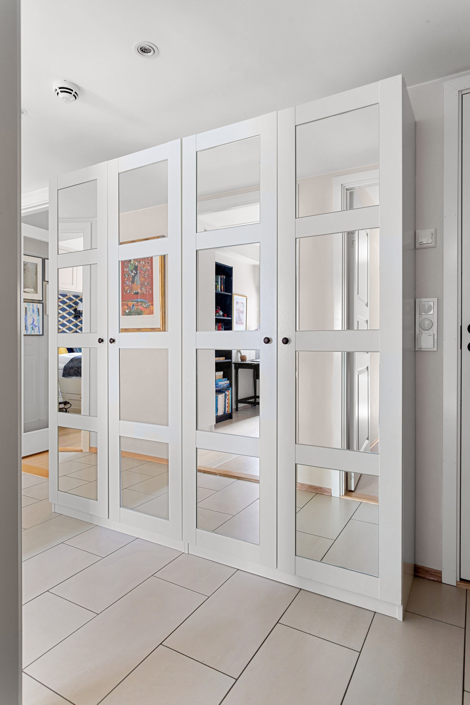 I entréen har du god plass til sko og yttertøy i medfølgende garderobeskap, samt ytterligere plass til oppheng, skoskap eller kommoder. Galleribilde