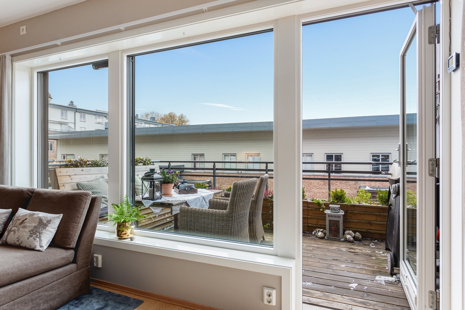 Beliggenheten i byggets 6. etasje med store vindusflater sørger for rikelig med naturlig lys, samtidig som det er minimalt med innsyn. Det er også montert elektrisk solskjerming på vinduene i stuen. Galleribilde