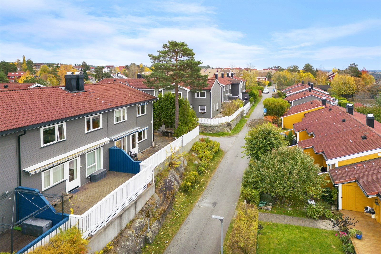 Rekkehus o/ to plan - garasje - veranda 27,5 m² - platting - to bad/WC - oppgraderingsbeh.- gode solforh.- barnev. m.m.