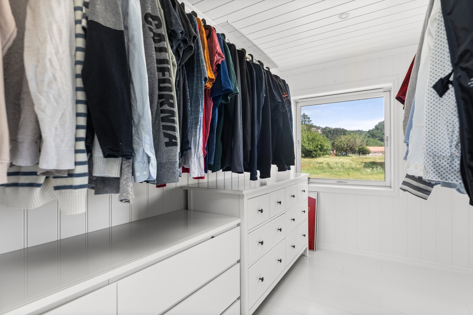 Garderobe i forbindelse med hovedsoverommet Galleribilde