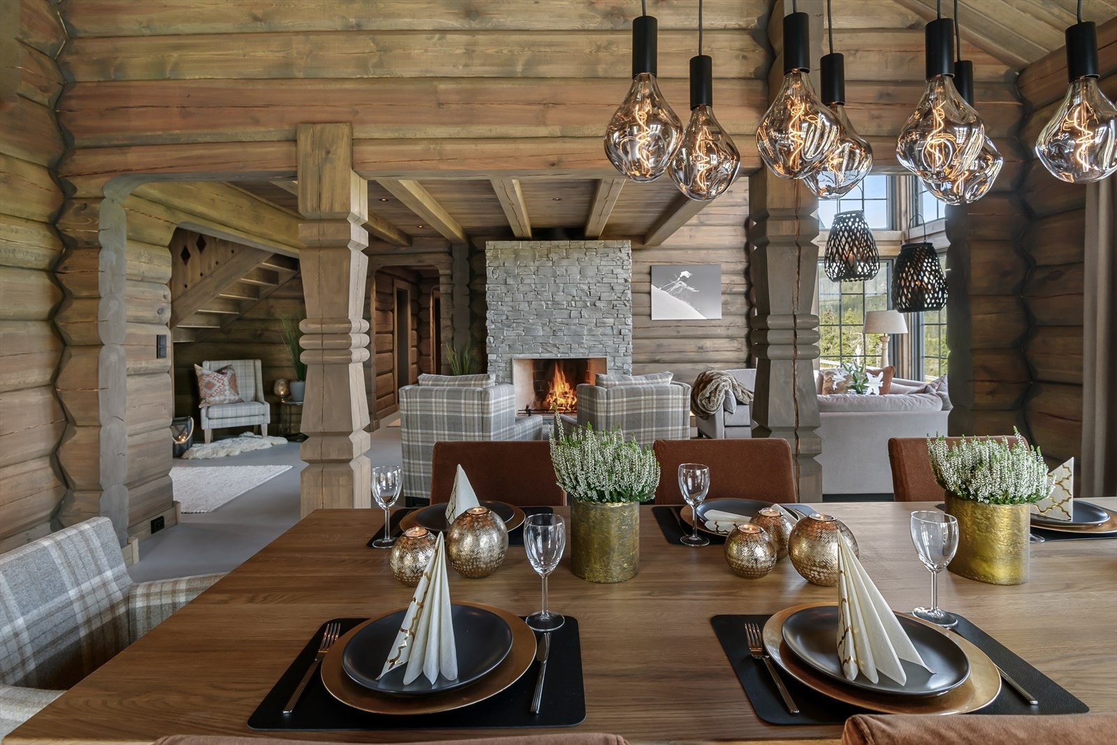 Lun og harmonisk stemning i hytta. Fargen på tømmerveggene står fint til det lyse og lune gulvet. Galleribilde