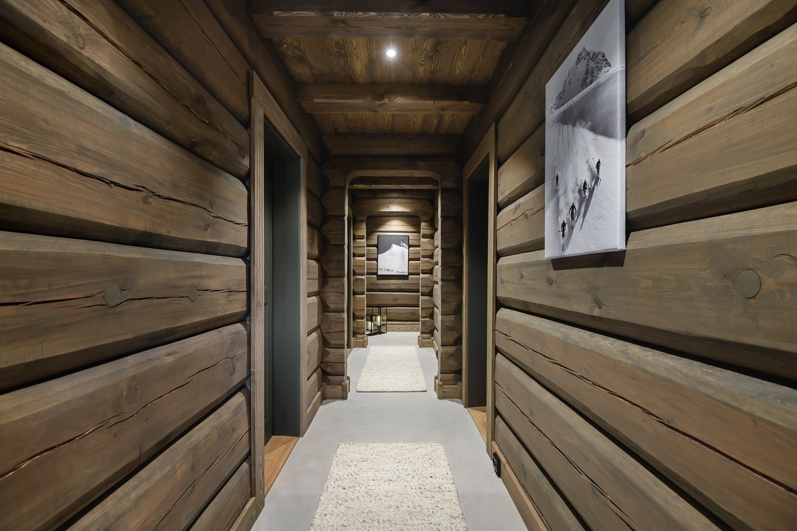 Soveromsgang med adkomst til 3 soverom, bad/wc, bod/tenkisk rom med egen inngang, wc og vaskerom. Galleribilde