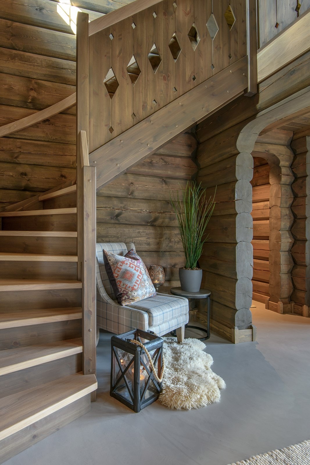 Trapp med fine detaljer binder hovedetasjen og den innholdsrike hemsen sammen. Galleribilde