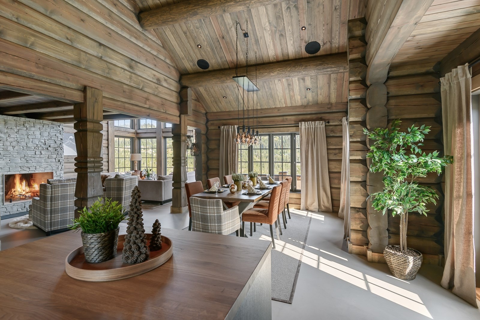 Kjøkken med spiseplass ligger realtivt åpent mot stua. Gjennomført stil med fine detaljer som løfter inntrykket det lille ekstra. Galleribilde