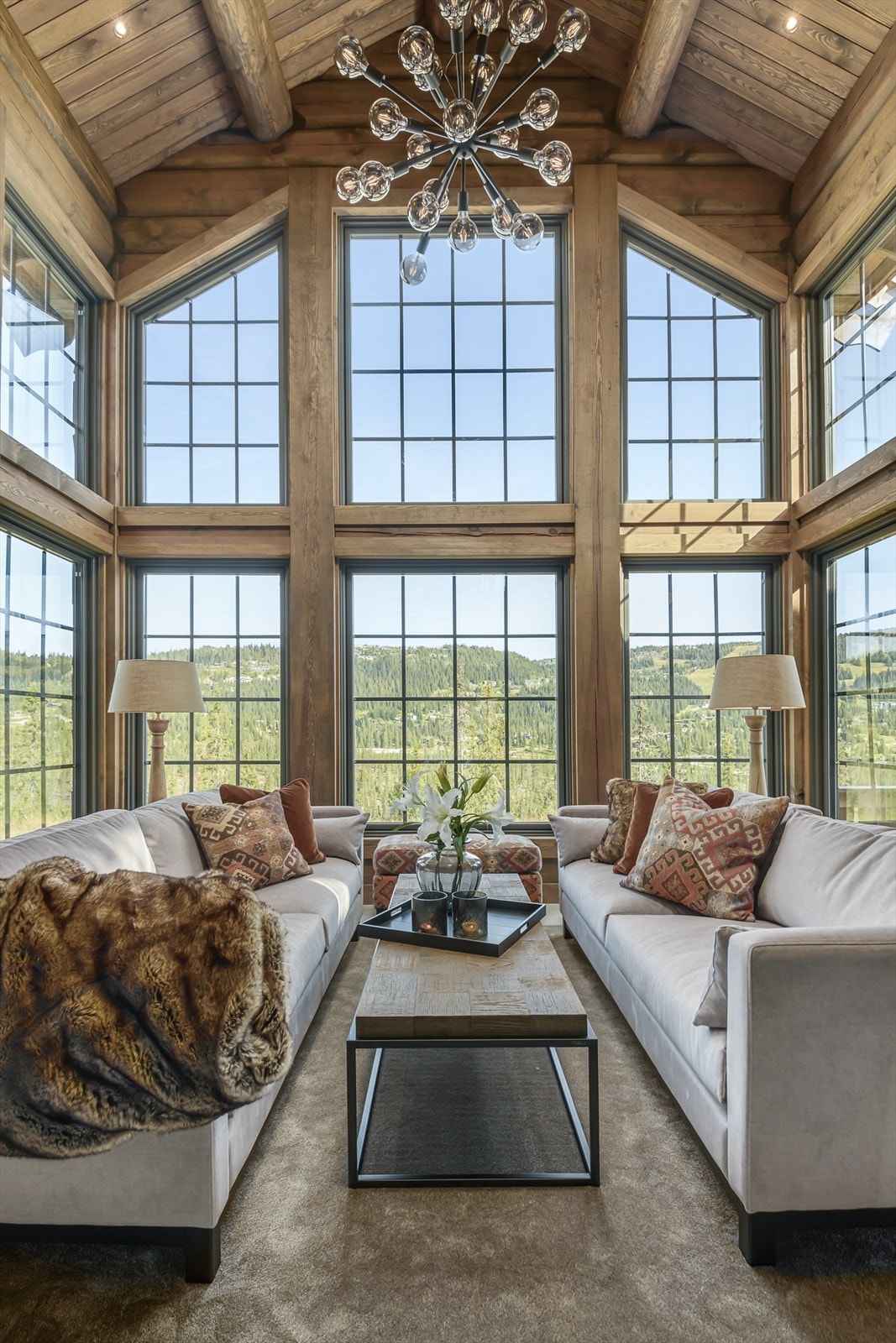 Det er en utrolig hyggelig atmosfære i hytta. Lunt og stemningsfullt. Galleribilde