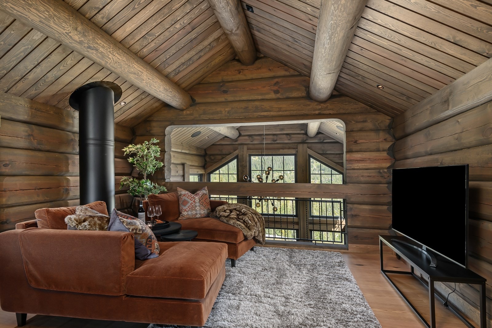 En meget brukervennlig hems er delt inn i 4 rom. Stuedelen er hyggelig innredet med sittemøbler. Her er det åpent ned til stue/oppholdsrom. Galleribilde