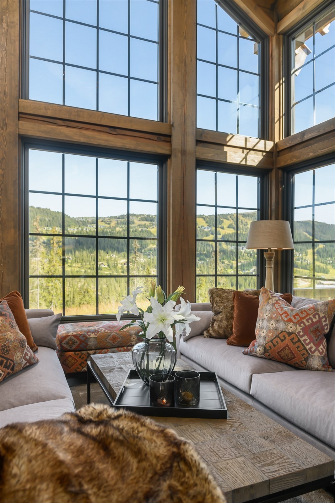 Store vindusflater skaper fin effekt både ute og inne. Fra salongen kan du følge lyset og være og nyte utsikten! Galleribilde