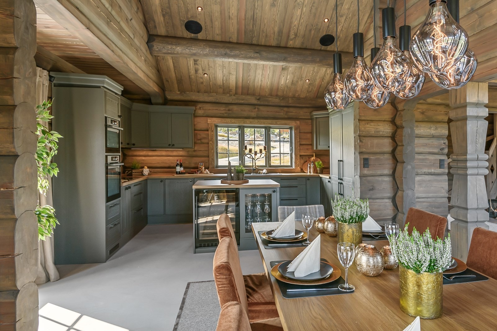 God takhøyde i kjøkken-og spisedelen på hytta. Det føles romslig og luftig, men allikevel lunt og innbydende. Galleribilde