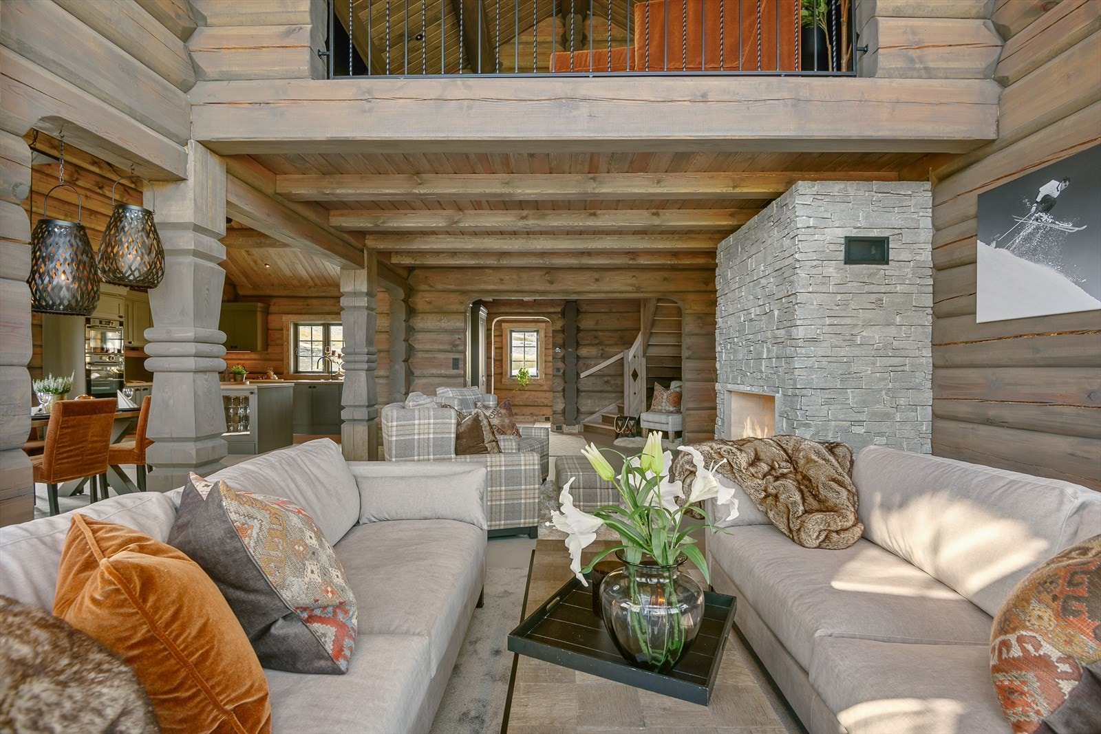 Oppholdsrommet er åpent, sosialt og romslig. Det er også åpent opp til hemsen fra stua. Over salongen er det meget god takhøyde, noe som gir en utrolig fin romfølelse. Galleribilde