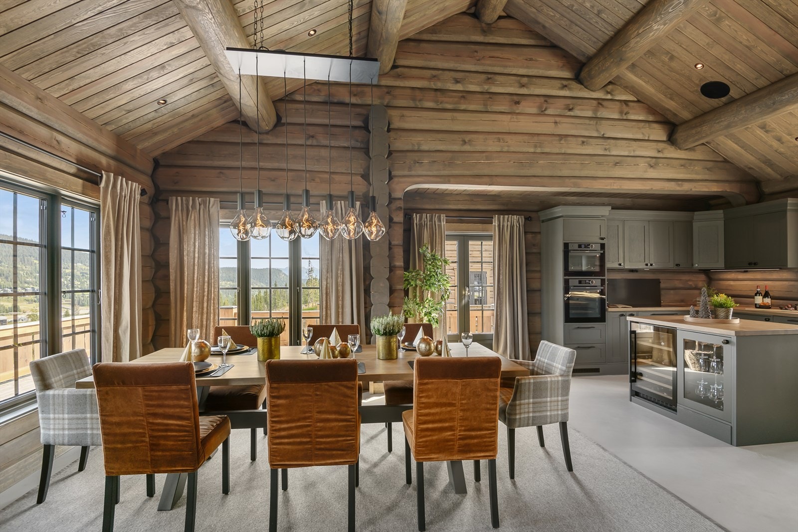 Det er god plass til et skikkelig langbord i forbindelse med kjøkkenet. Alltid hyggelig å samles til felles måltider når en har ekstra god tid. Galleribilde