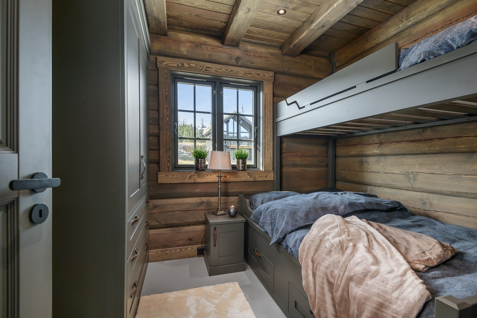 Soverom med familiekøye og stort garderobeskap. Galleribilde