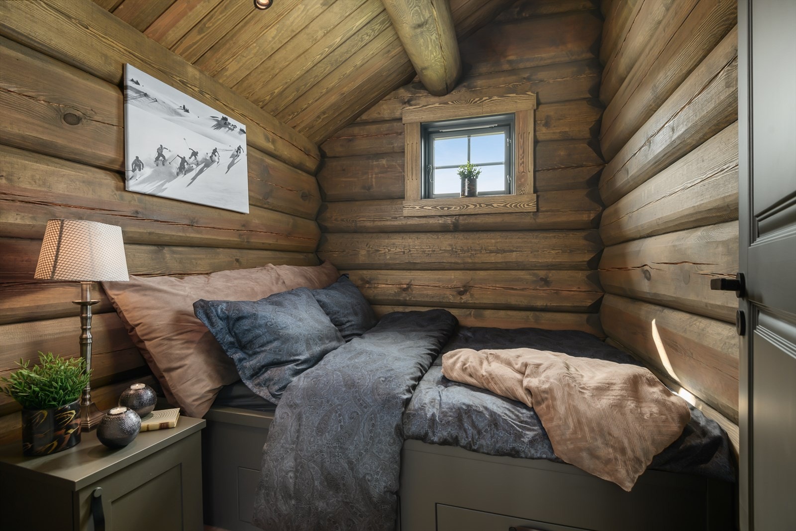 Ett av rommene på hemsen er innredet med seng. Galleribilde