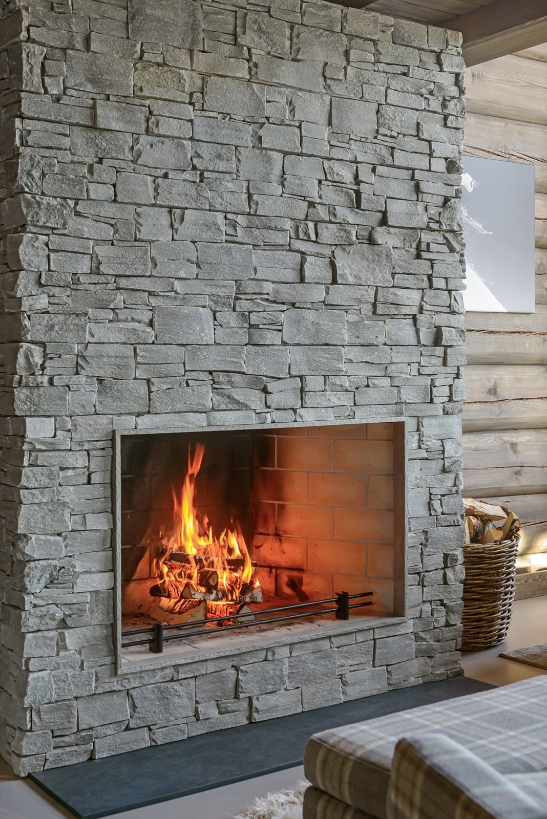 Det å fyre på peisen gir en helt egen og god stemning. Her er den plassert smart i rommet i forhold til både salong og spisebord. Galleribilde