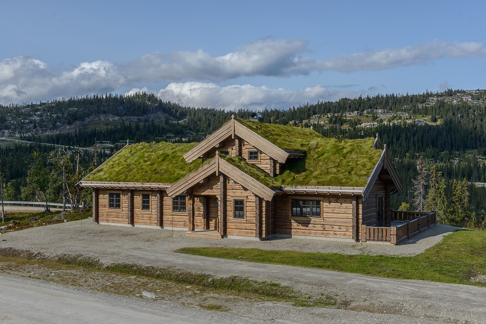 Hytta er oppført i laftet tømmer og ligger som en del av varden i Kvitfjell. Galleribilde