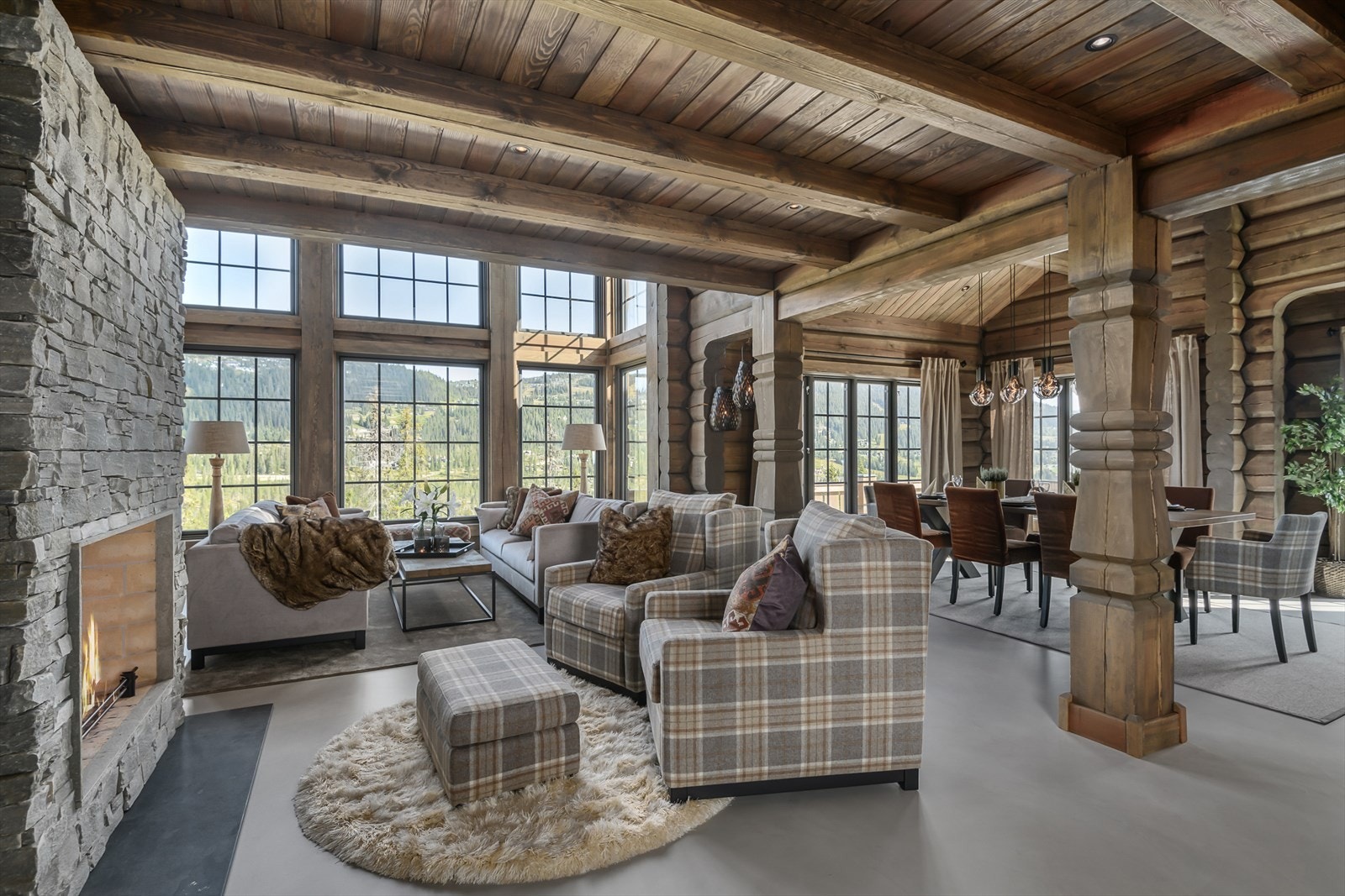 Hytta har en meget funksjonell og gjennomtenkt planløsning. Det er en fin overgang fra gang med garderobeløsning og inn i oppholdsrommet. Galleribilde