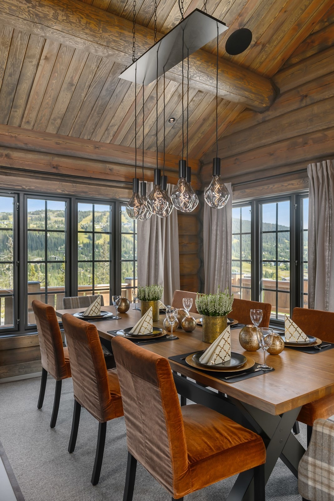 Fint skue fra spisebordet. Utsikten er fin både utenfra og innenfra. Galleribilde