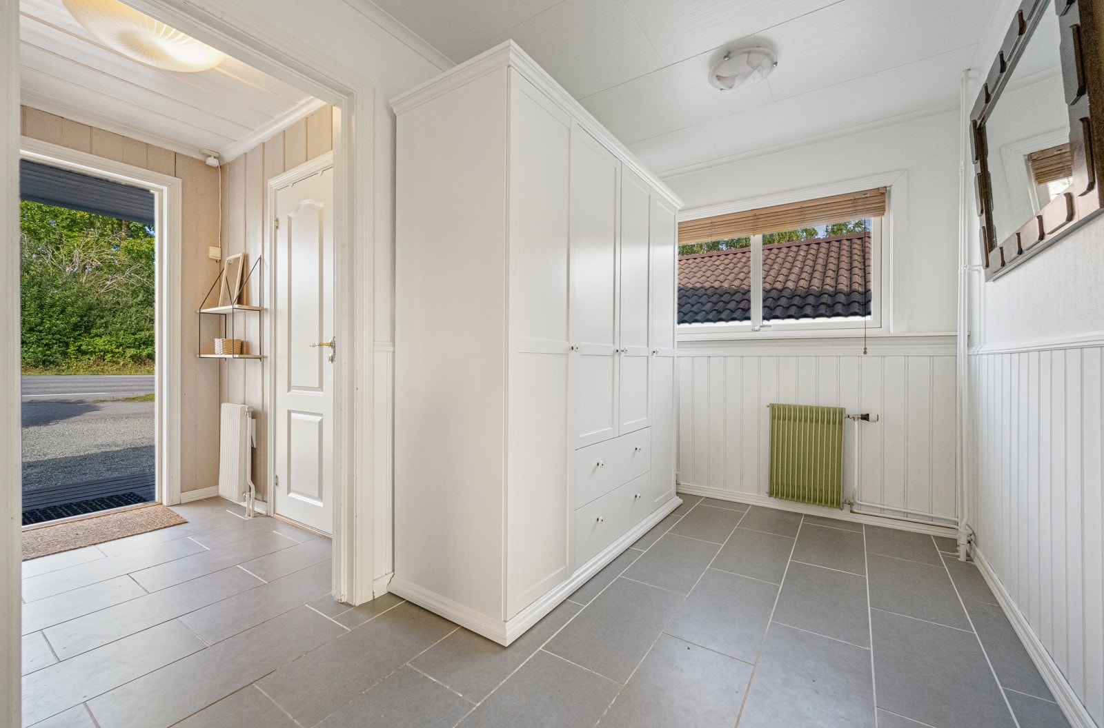 Romslig hall med garderobeskap Galleribilde