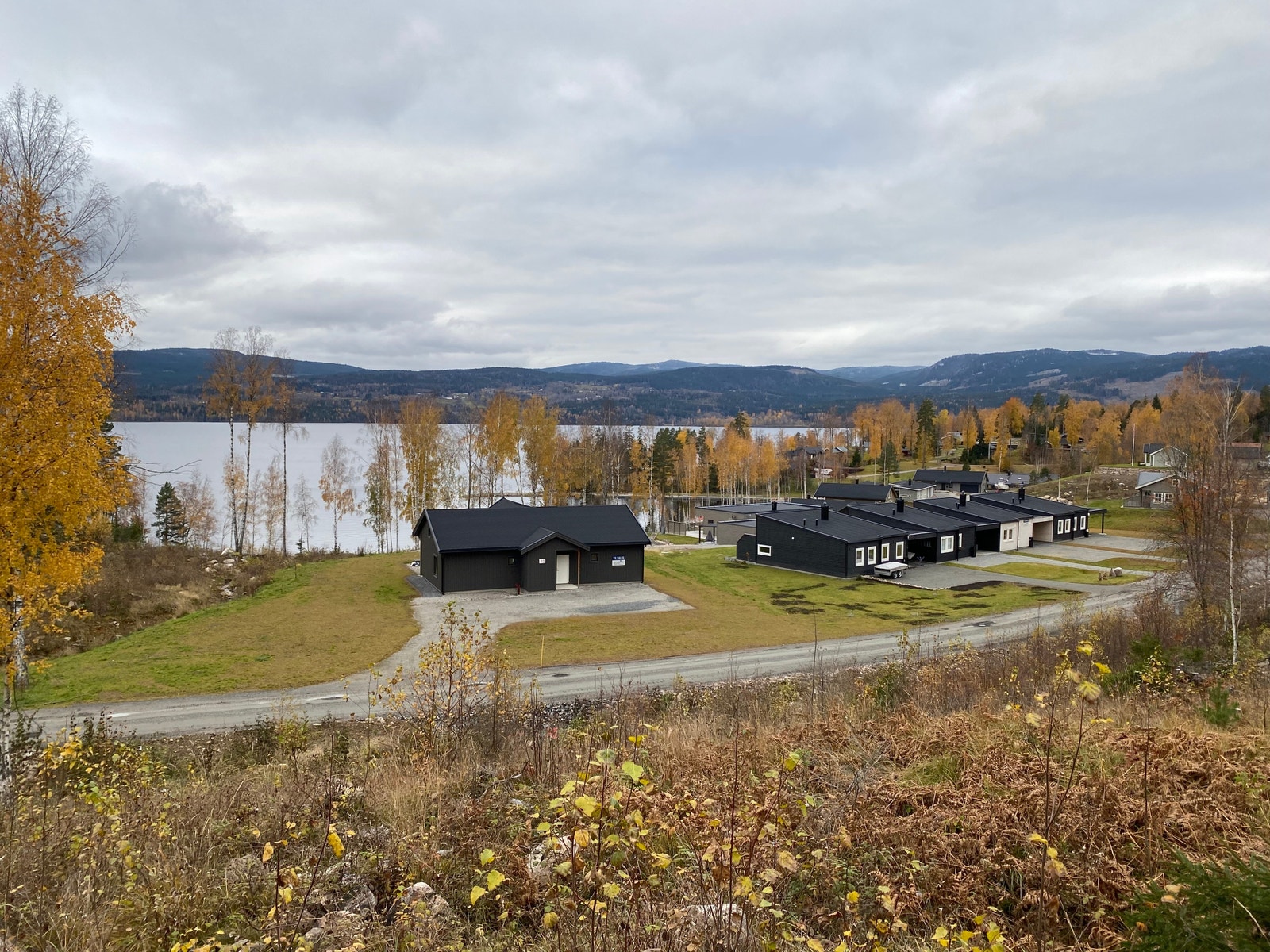 Tomten er en av de største på hyttefeltet og det er åpnet for å kunne bygge hytte med sokkel etasje. Galleribilde