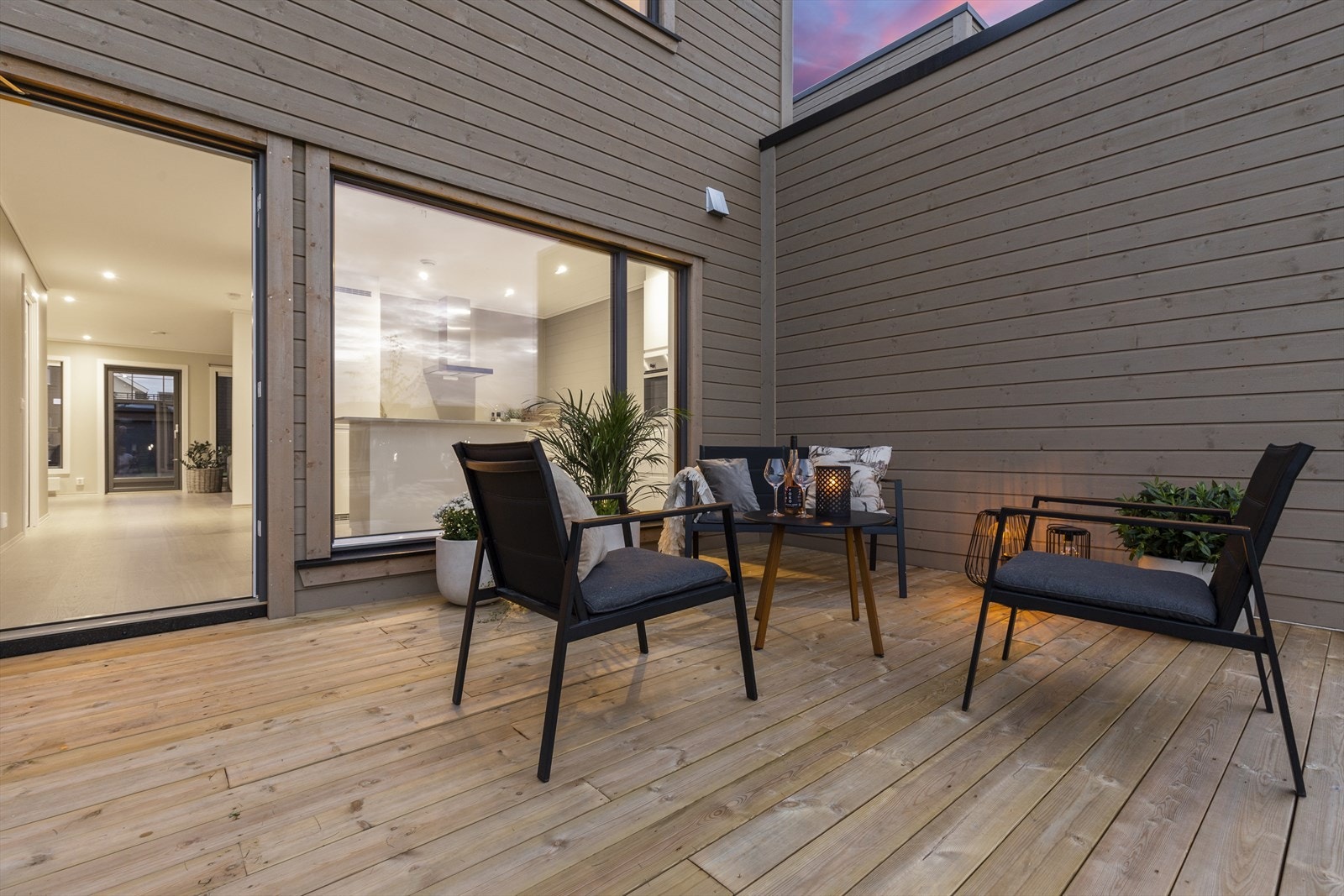 Markterrasse på 24m2 utført i impregnerte bjelker og terrassebord Galleribilde