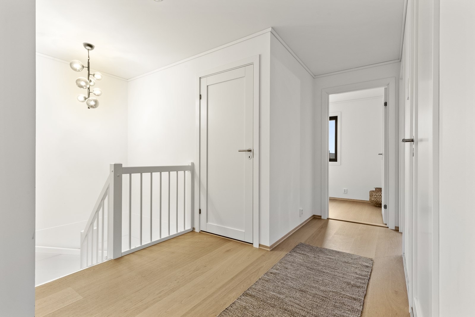 2. etasje byr på innvendig bod, 4 soverom og bad Galleribilde