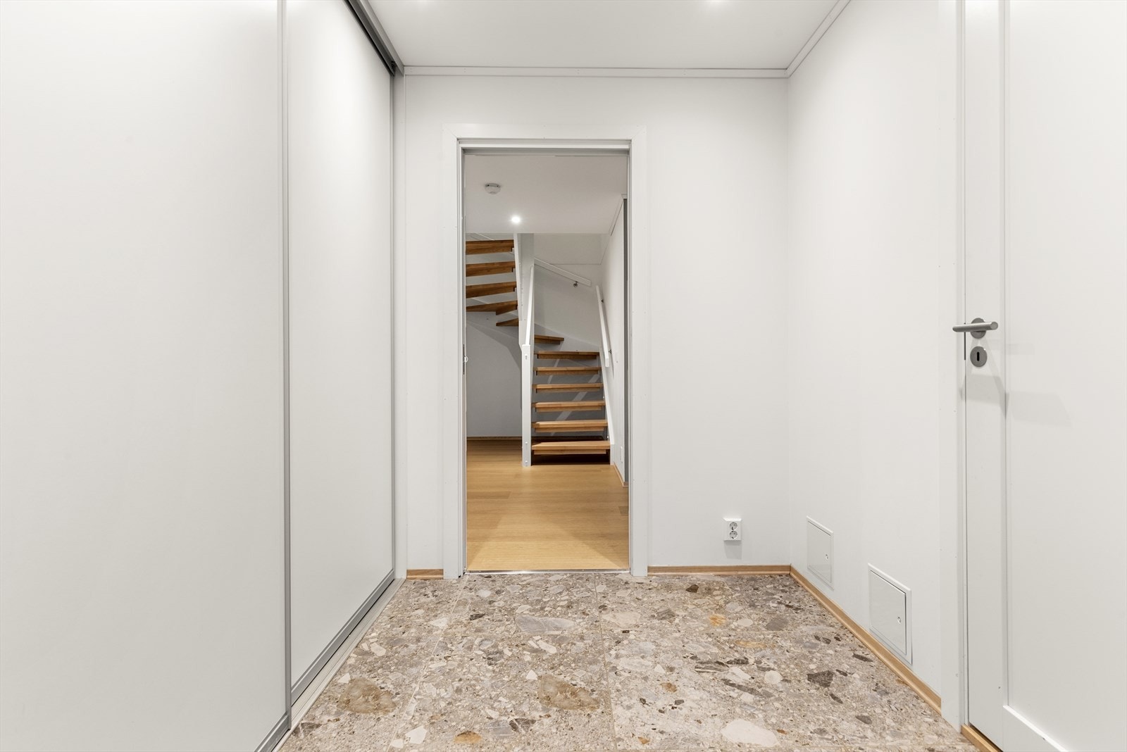 Entré/gang byr på skyvedørsgarderobe med god plass til diverse ytterklær Galleribilde