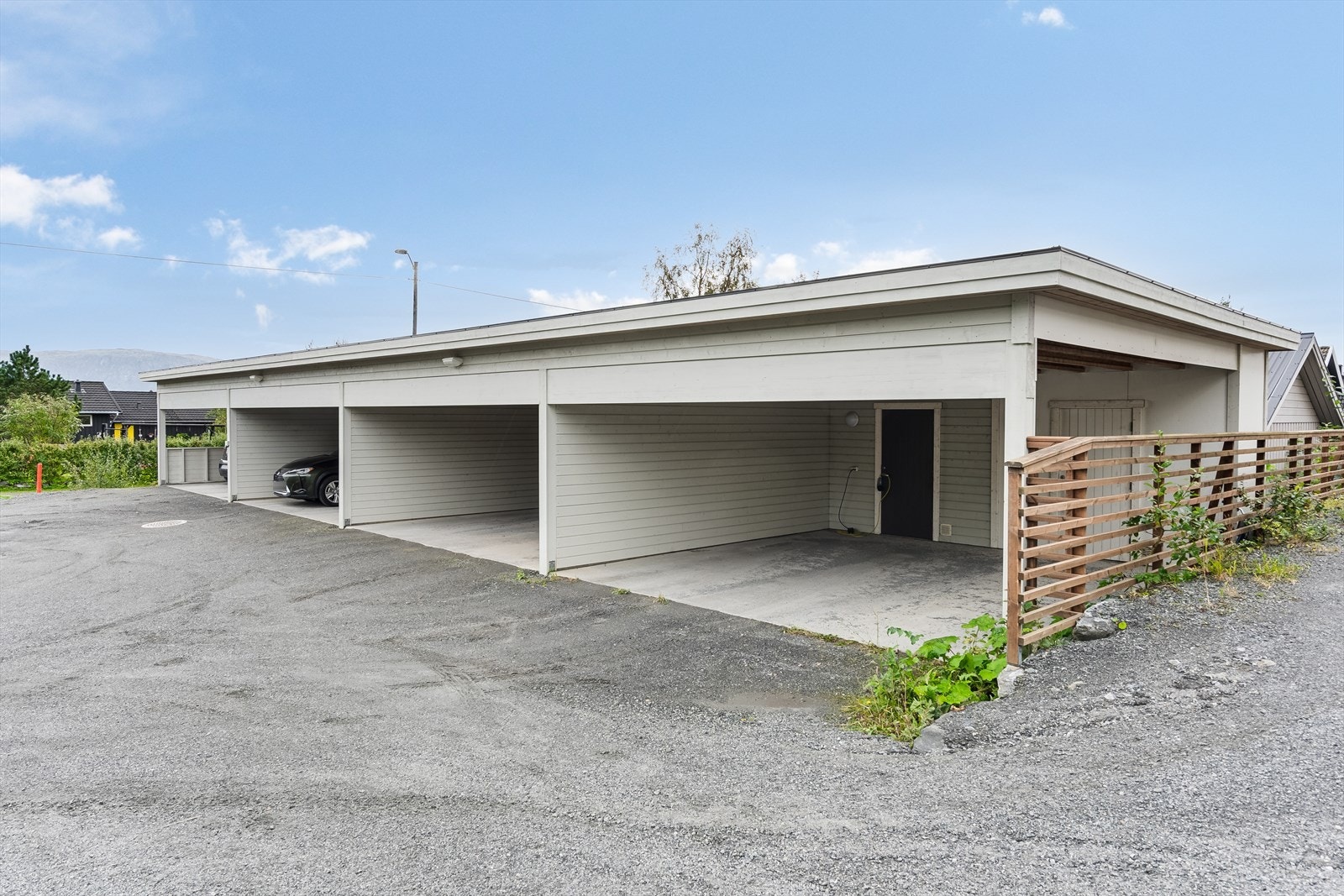 Leiligheten disponere en plass i felles carportanlegg med en sportsbod Galleribilde