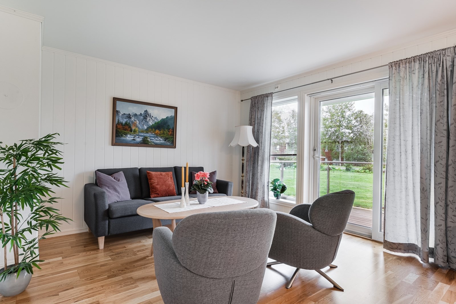 Leiligheten får godt lysinnslipp fra store vinduer. Galleribilde