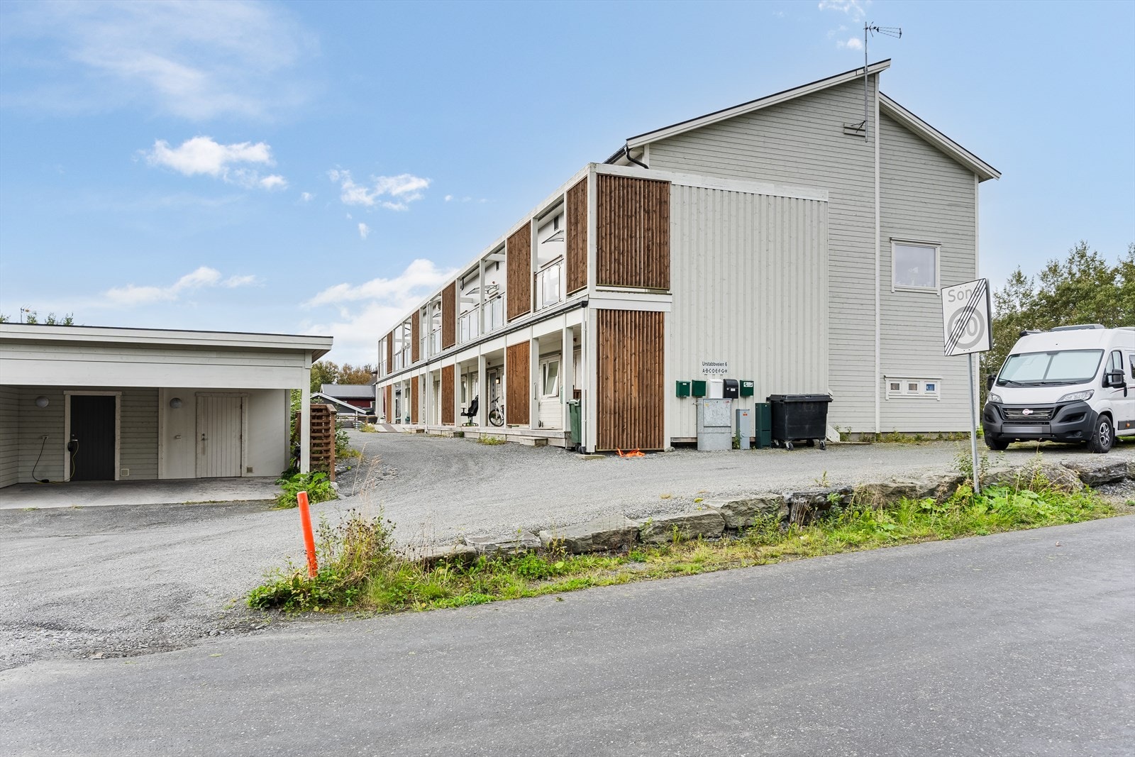 Leiligheten har kort avstand til blant annet matbutikker. skole og barnehage. Galleribilde