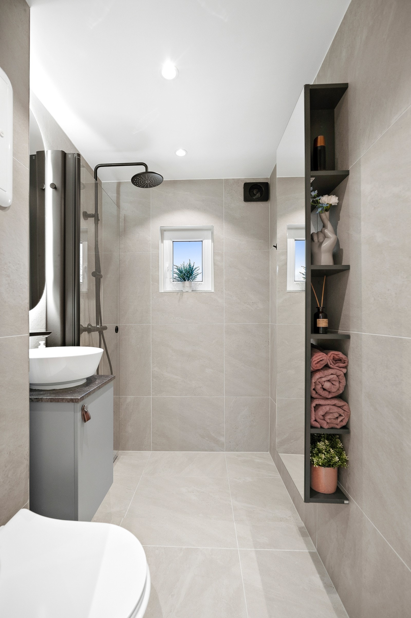 Under oppussing av badet i 2023 ble det gjort moderne farge- og flisvalg. Her vil du få et så og si nyoppusset bad med fliser på gulv og vegger, elektrisk gulvvarme og elektrisk styrt ventilasjonsvifte. Galleribilde