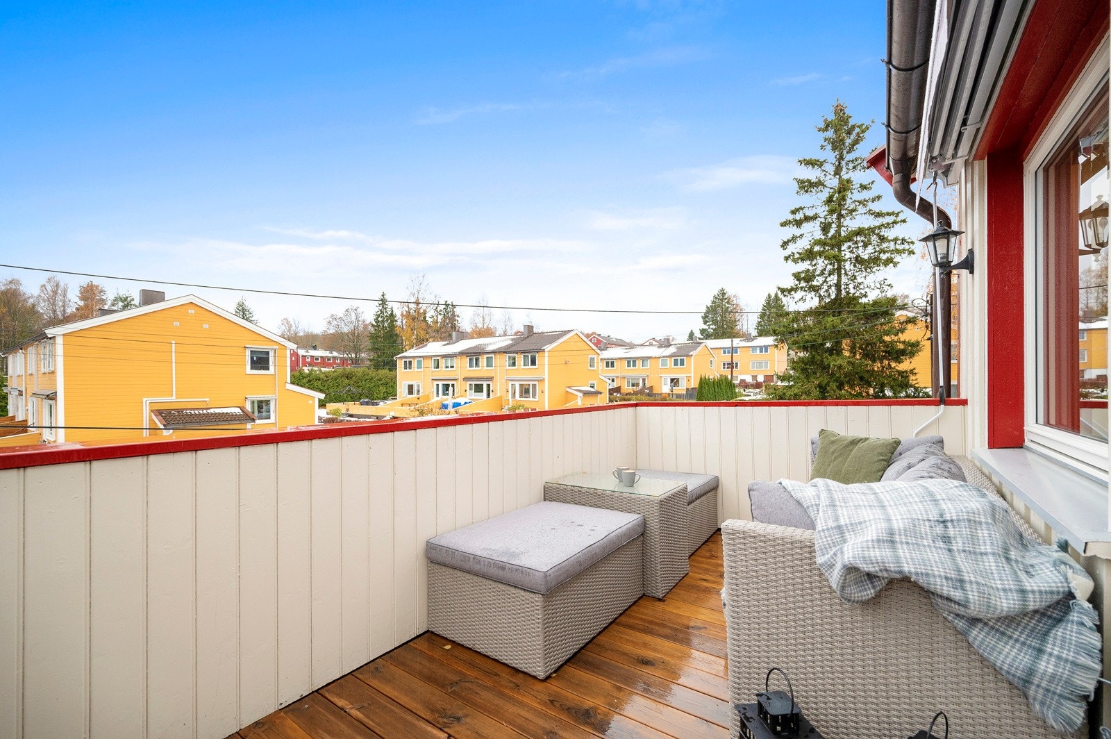 Fra stuen har du utgang til vestvendt balkong på 9 kvm, hvor du har helt optimale solforhold med sol fra dag til kveldstid. Galleribilde