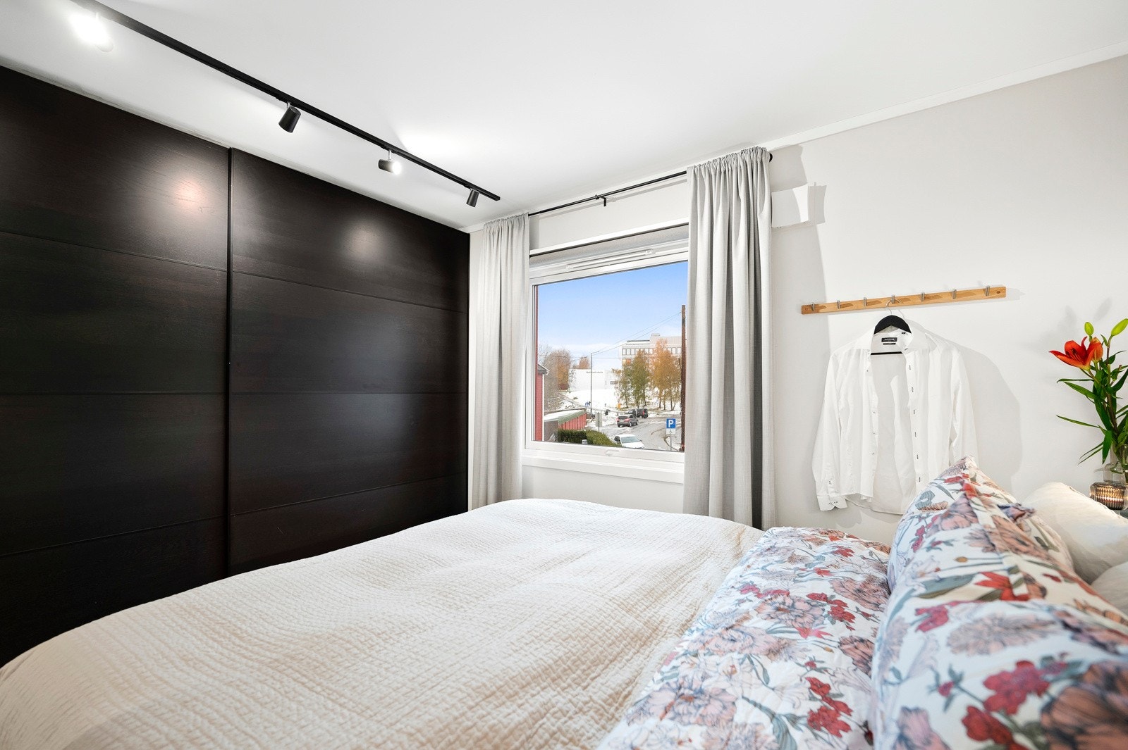 Hovedsoverommet har rikelig med plass til dobbeltseng og du har rikelig med oppbevaringsplass i stor skyvedørsgarderobe. Galleribilde