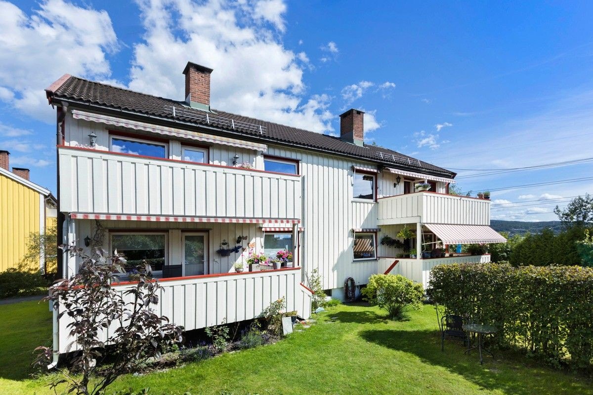 Som en del av en firemannsbolig har du tilgang til en solrik og stor hage, til glede for både store og små. Galleribilde