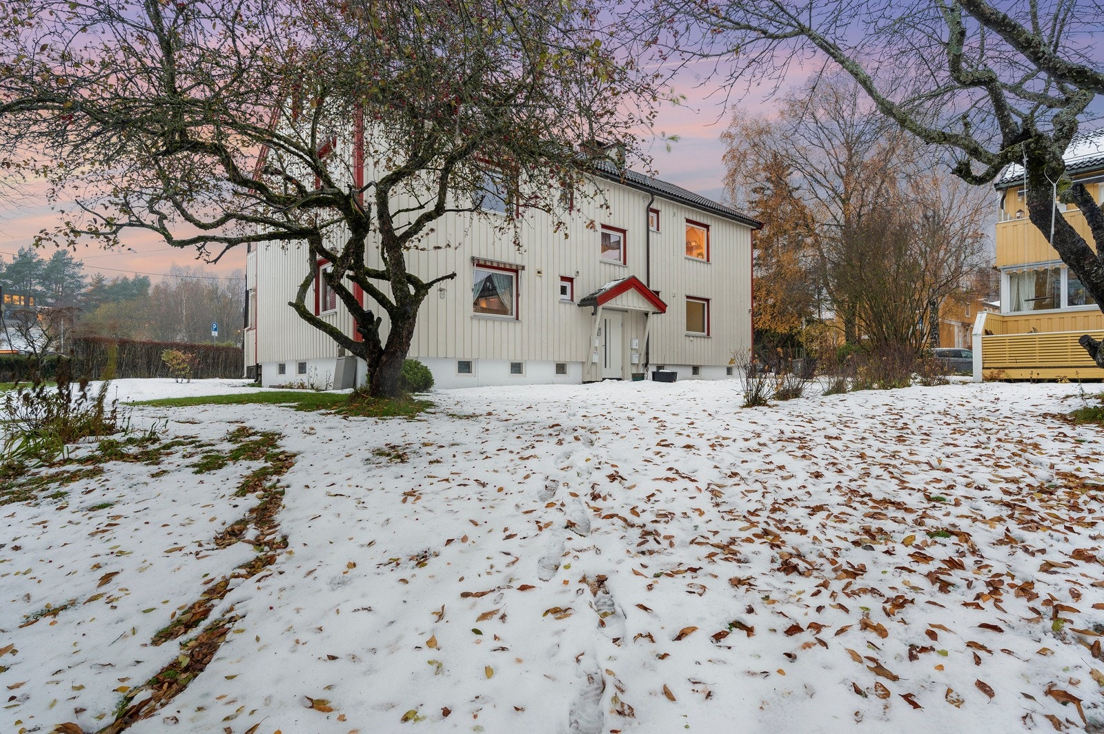 Den store og frodige hagen er til disposisjon til alle beboerne i firemannsboligen. Galleribilde