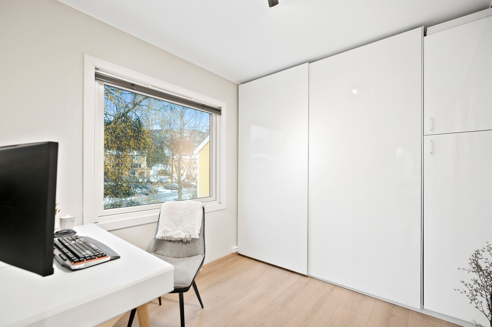 Soverom 2 er noe mindre i størrelsen, men har likevel god plass til seng og ev. kontorhjørne. Galleribilde