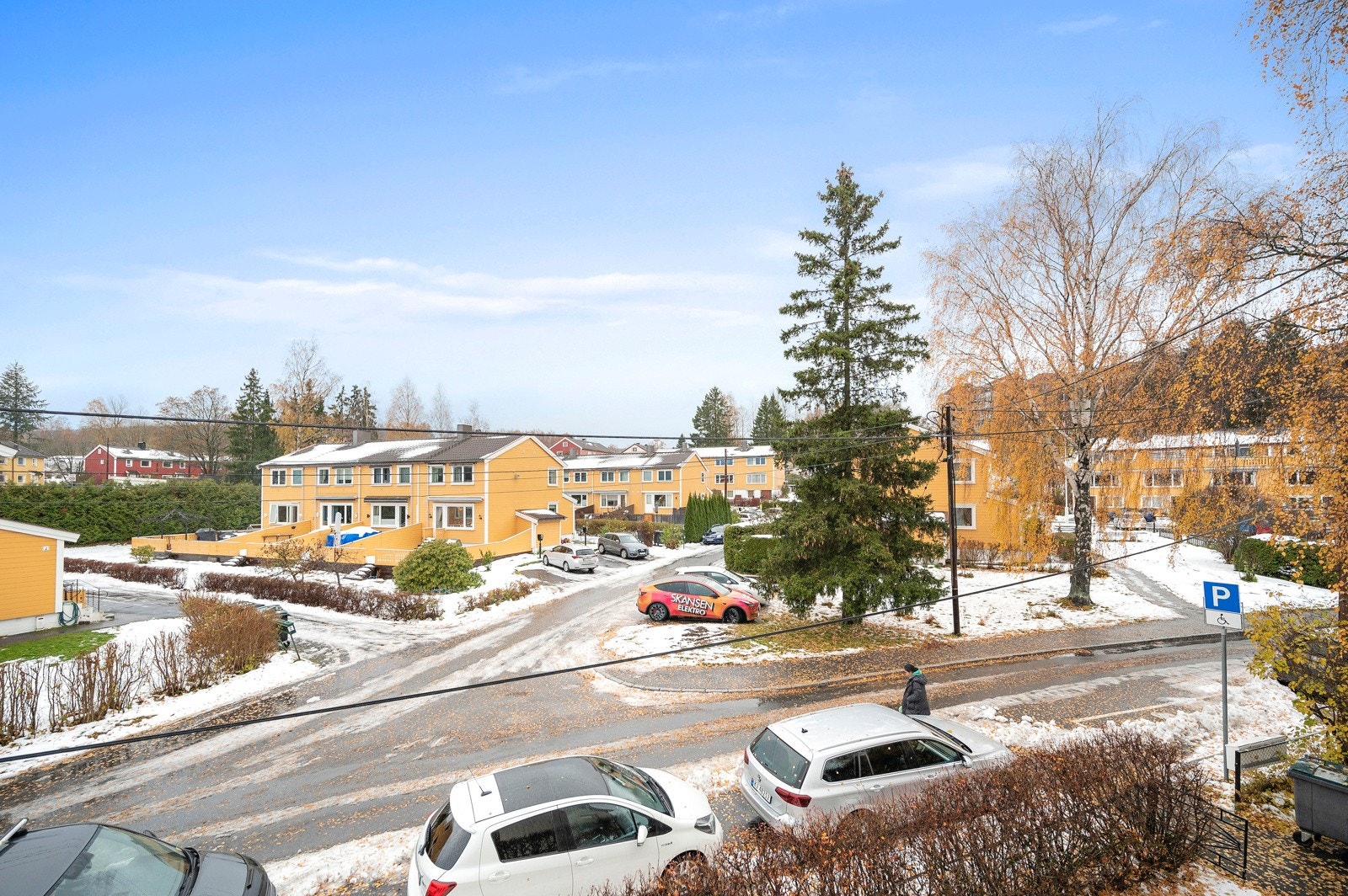 Her får du hyggelig utsikt og minimalt med innsyn. Hva med å nyte en sen kveld i sola med noe godt i glasset og grillmat? Galleribilde