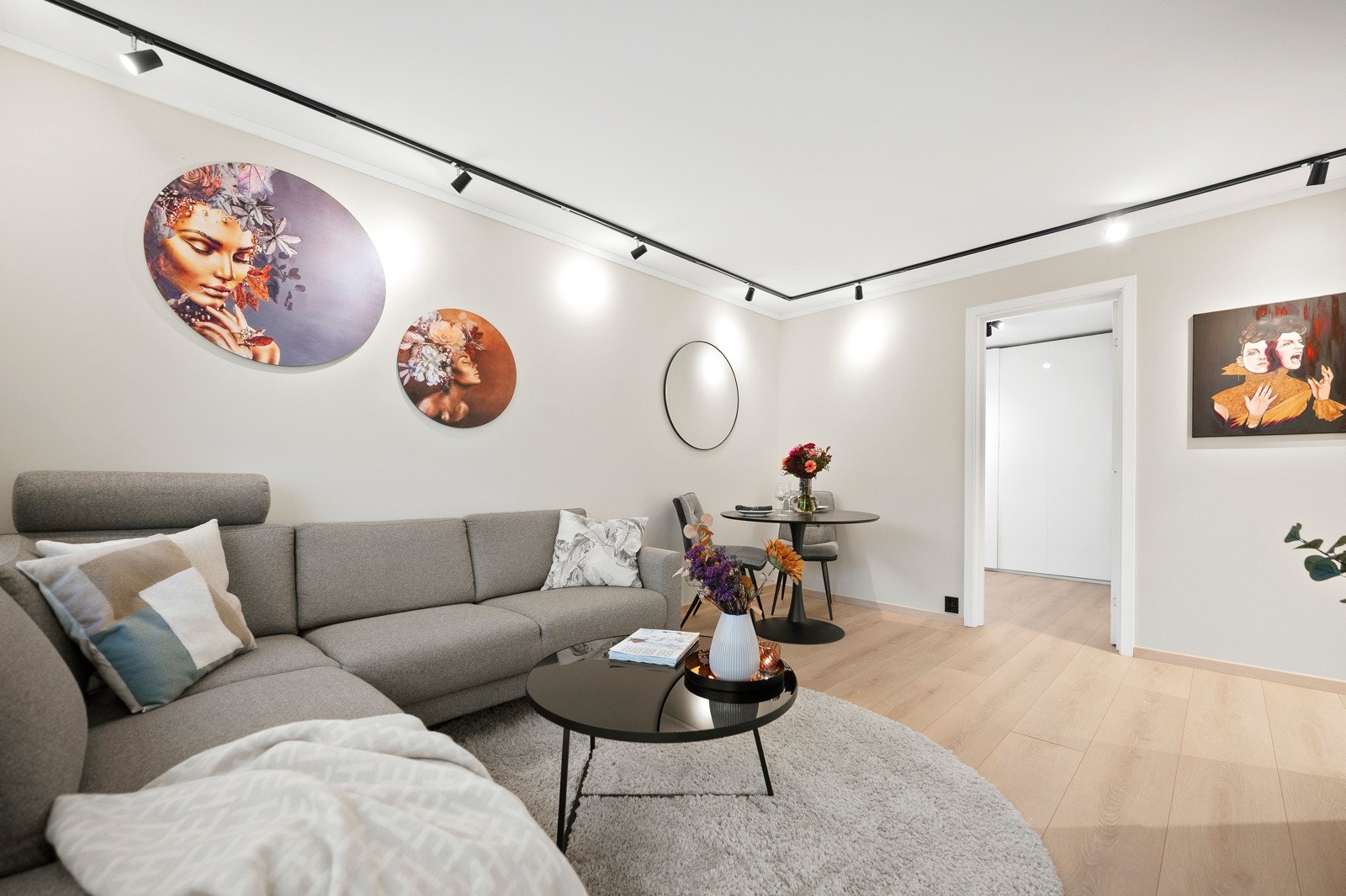 Det er lagt gulvvarme i gang, bad, kjøkken og stue. Galleribilde